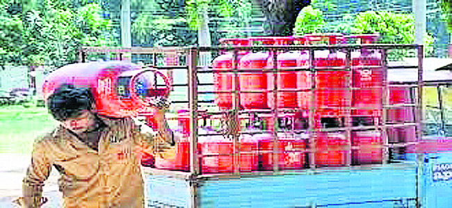 ● గ్యాస్ విడిపించి నెలలైనా.. ఖాతాలో పడని నగదు ● జిల్ల1