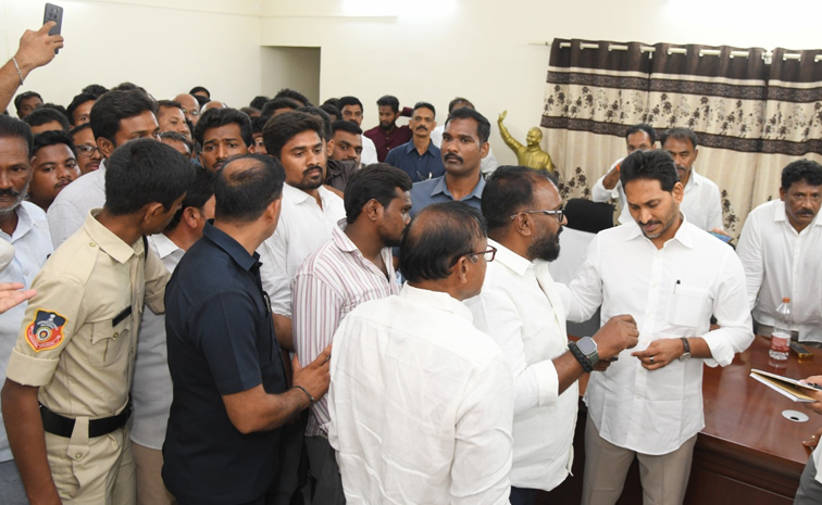 ysrcp president ys jagan mohan reddy pulivendula tour14