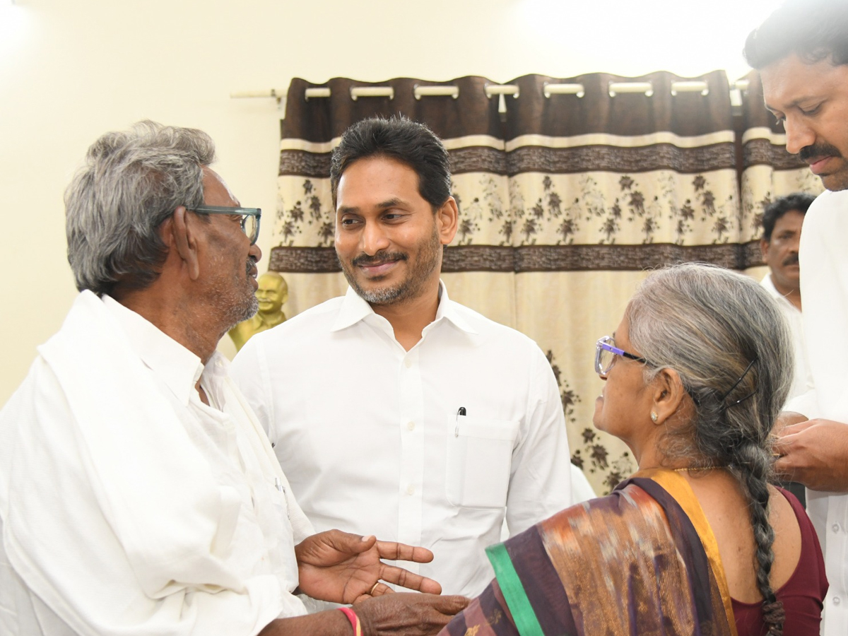 ప్రజా దర్బార్ కార్యక్రమంలో ప్రజా సమస్యలను అడిగి తెలుసుకున్నారు9