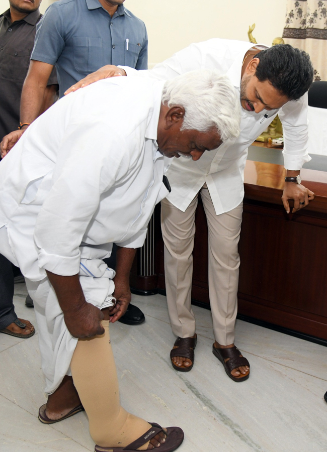 ysrcp president ys jagan mohan reddy pulivendula tour11