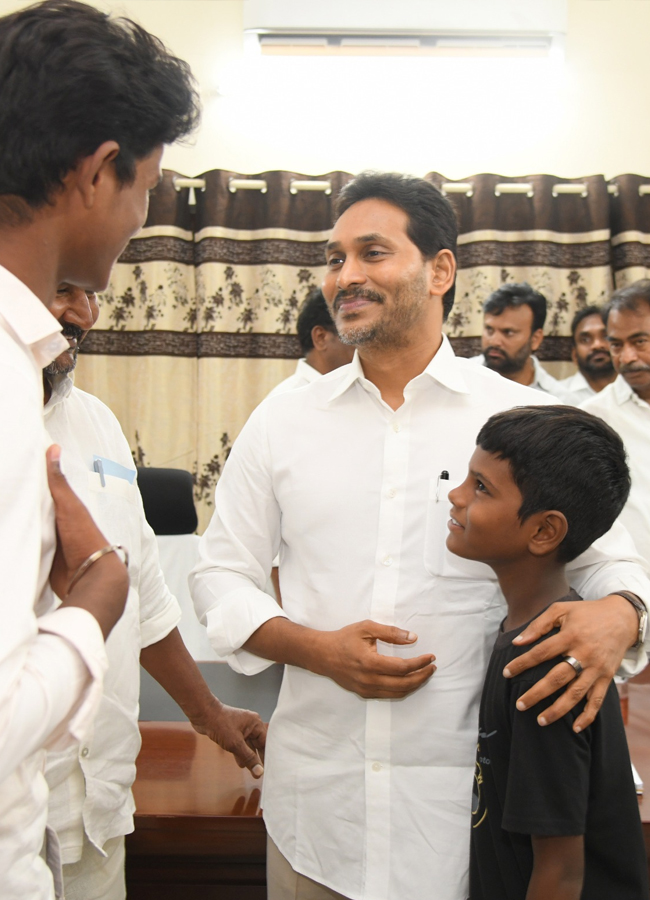 ysrcp president ys jagan mohan reddy pulivendula tour12