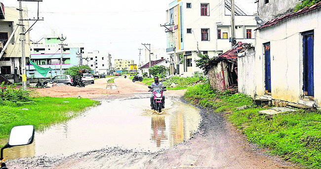 బురద.. గుంతలు10
