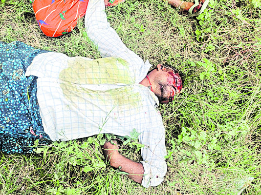ట్రాక్టర్ తిరగబడి వ్యక్తి మృతి 1