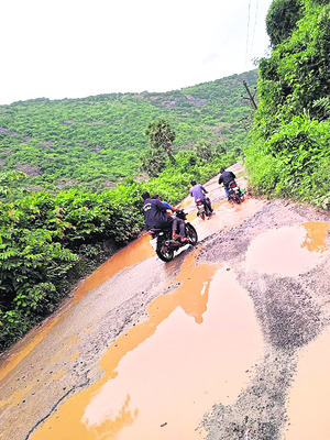 అడుగడుగునా గుంతలు.. ప్రమాదాల పుంతలు 1