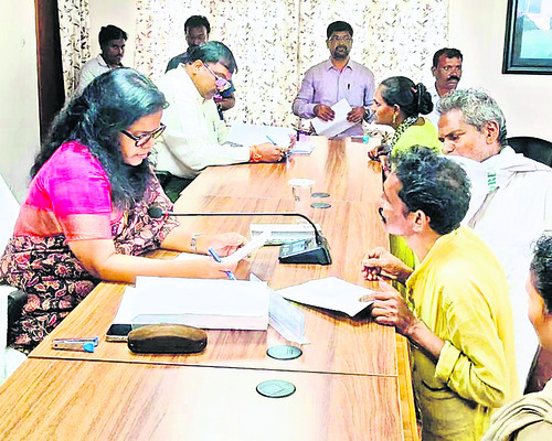 క్షేత్రస్థాయిలో పర్యటించి అర్జీలను పరిష్కరించాలి 1