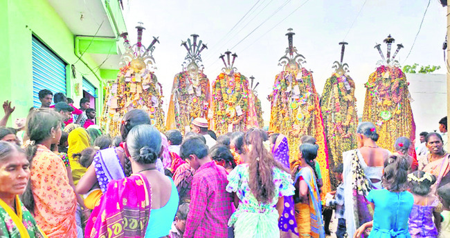 సందడిగా పీర్ల ఊరేగింపు 1