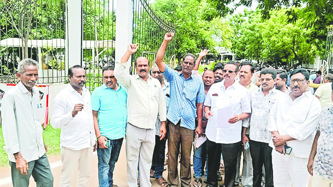 బిల్లులు చెల్లించాలని కాంట్రాక్టర్ల ధర్నా 1
