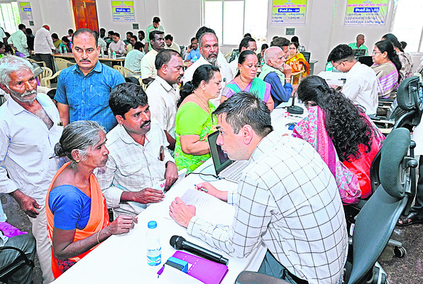 పోటెత్తిన అర్జీలు 1