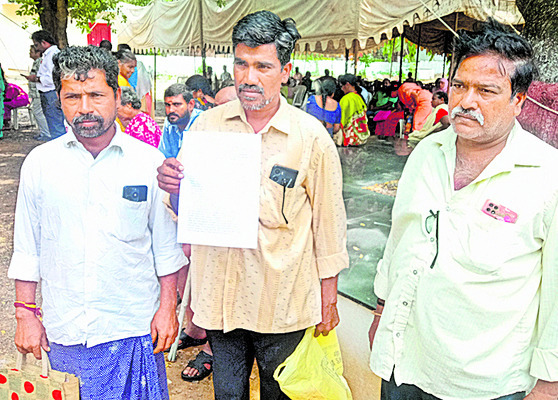 సాగు చేయనీకుండా అడ్డుకుంటున్నారు 1