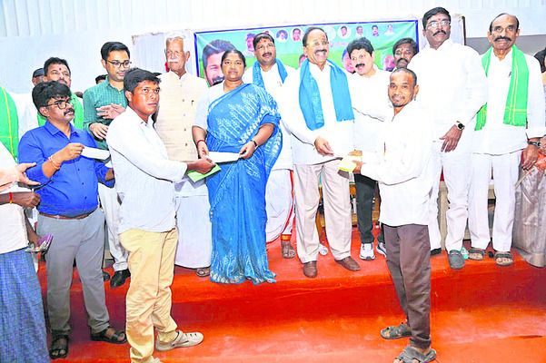 ప్రజల కోసం పాటుపడుతున్న ప్రజా ప్రభుత్వం1