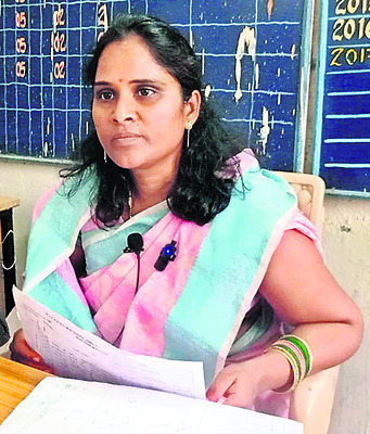 వనిపెంట గురుకుల పాఠశాలలో ఉపాధ్యాయురాలి ఆత్మహత్యాయత్నం1