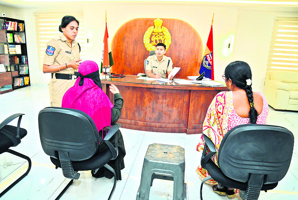 ఏసీబీకి చిక్కుతున్నా.. లంచాలు ఆగట్లే1