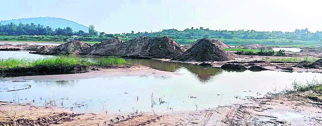 దారి పొడవునా ఇసుక నిల్వలు 1