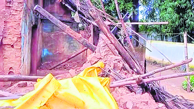 గోడ కూలి మహిళ మృతి 1