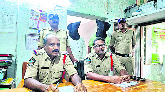 చైన్స్నాచర్లు అరెస్టు 1