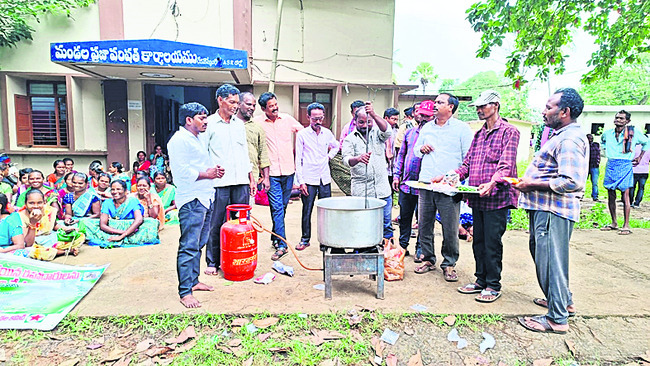 రోడ్ల పనుల్లో జాప్యం... గిరిజనుల్లో ఆగ్రహం 1