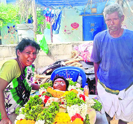 అనుమానాస్పద స్థితిలో వ్యక్తి మృతి1