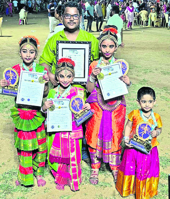 భరతనాట్యంలో కొత్తవలస విద్యార్థినుల ప్రతిభ 1