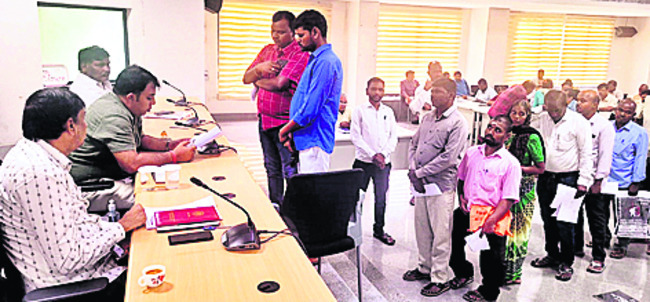బురద.. గుంతలు6