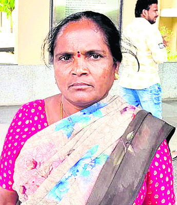 బురద.. గుంతలు13