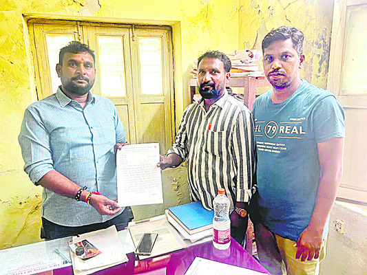 అధ్వాన రోడ్డు.. అవస్థలు చూడు1