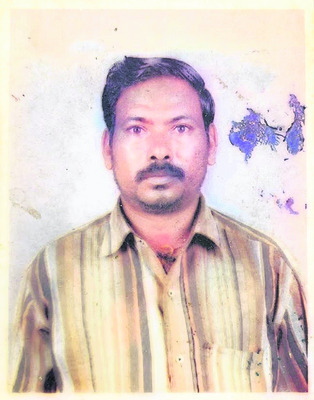 కార్లు ఢీకొని.. రోడ్డు పక్కకు దూసుకెళ్లి 1