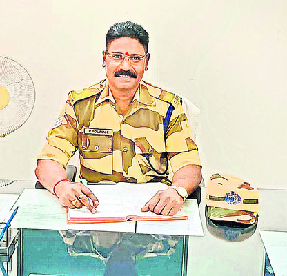 లారీని ఢీకొన్న కారు 1