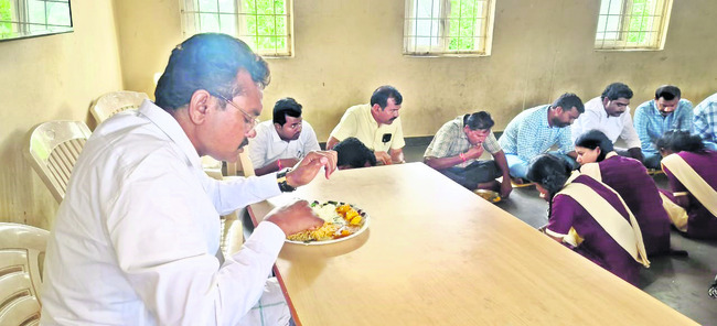 పురుగుల అన్నం మాకొద్దు 1
