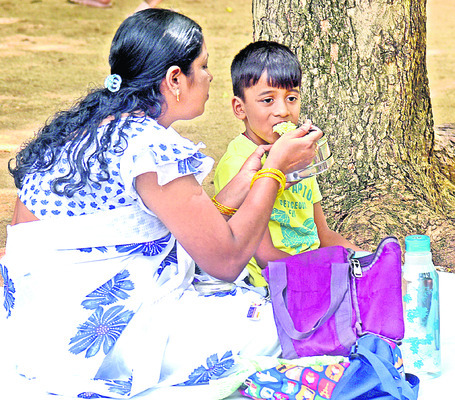 బురద.. గుంతలు4