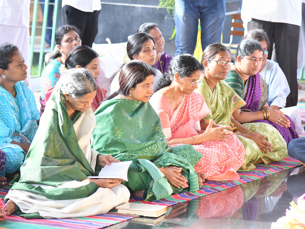 YS Jagan Pays Tributes to Dr YS Rajasekhara Reddy at YSR Ghat Idupulapaya 8