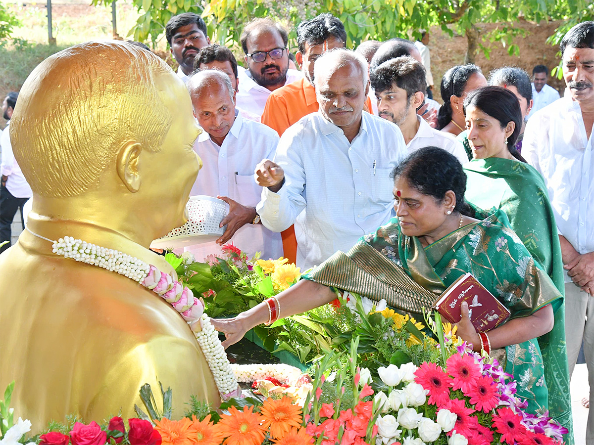 YS Jagan Pays Tributes to Dr YS Rajasekhara Reddy at YSR Ghat Idupulapaya 9