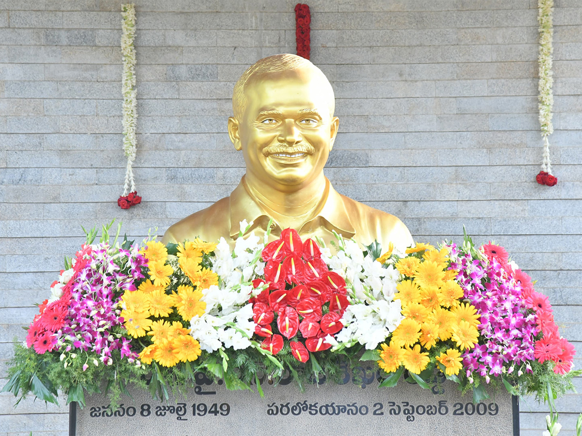YS Jagan Pays Tributes to Dr YS Rajasekhara Reddy at YSR Ghat Idupulapaya 10