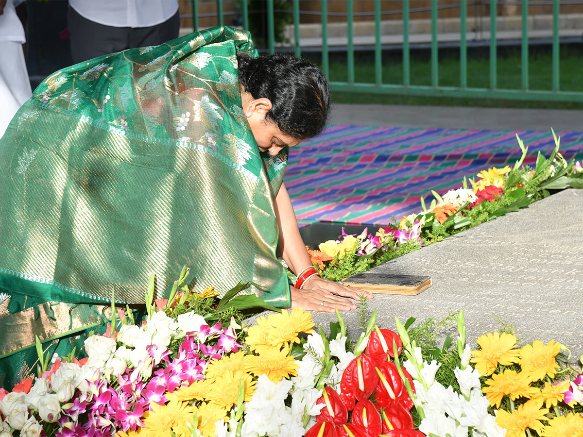 YS Jagan Pays Tributes to Dr YS Rajasekhara Reddy at YSR Ghat Idupulapaya 11