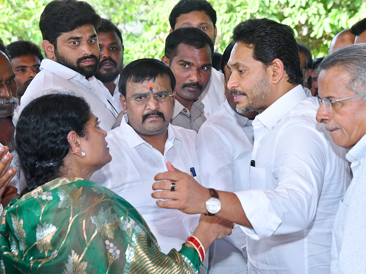 YS Jagan Pays Tributes to Dr YS Rajasekhara Reddy at YSR Ghat Idupulapaya 12
