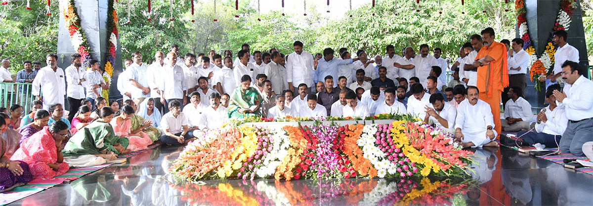 YS Jagan Pays Tributes to Dr YS Rajasekhara Reddy at YSR Ghat Idupulapaya 13