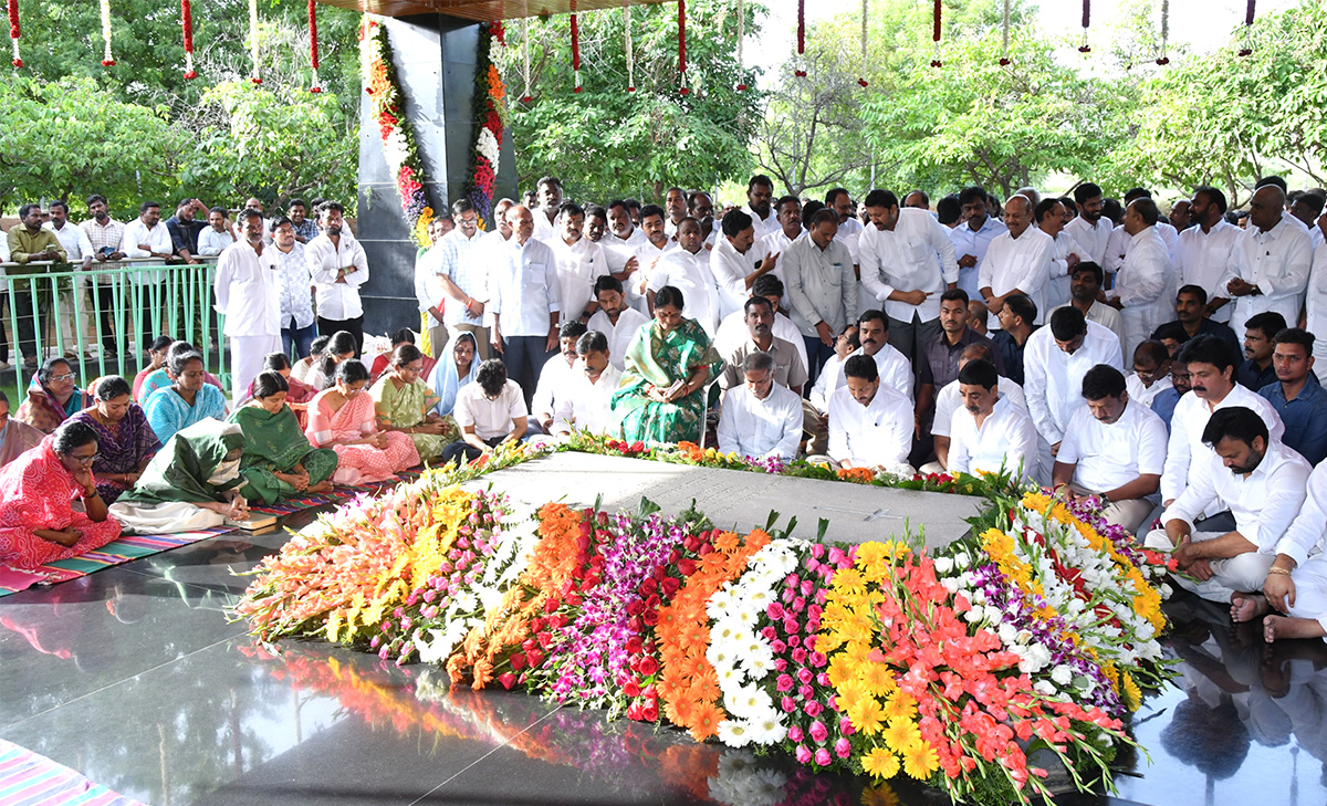 YS Jagan Pays Tributes to Dr YS Rajasekhara Reddy at YSR Ghat Idupulapaya 14