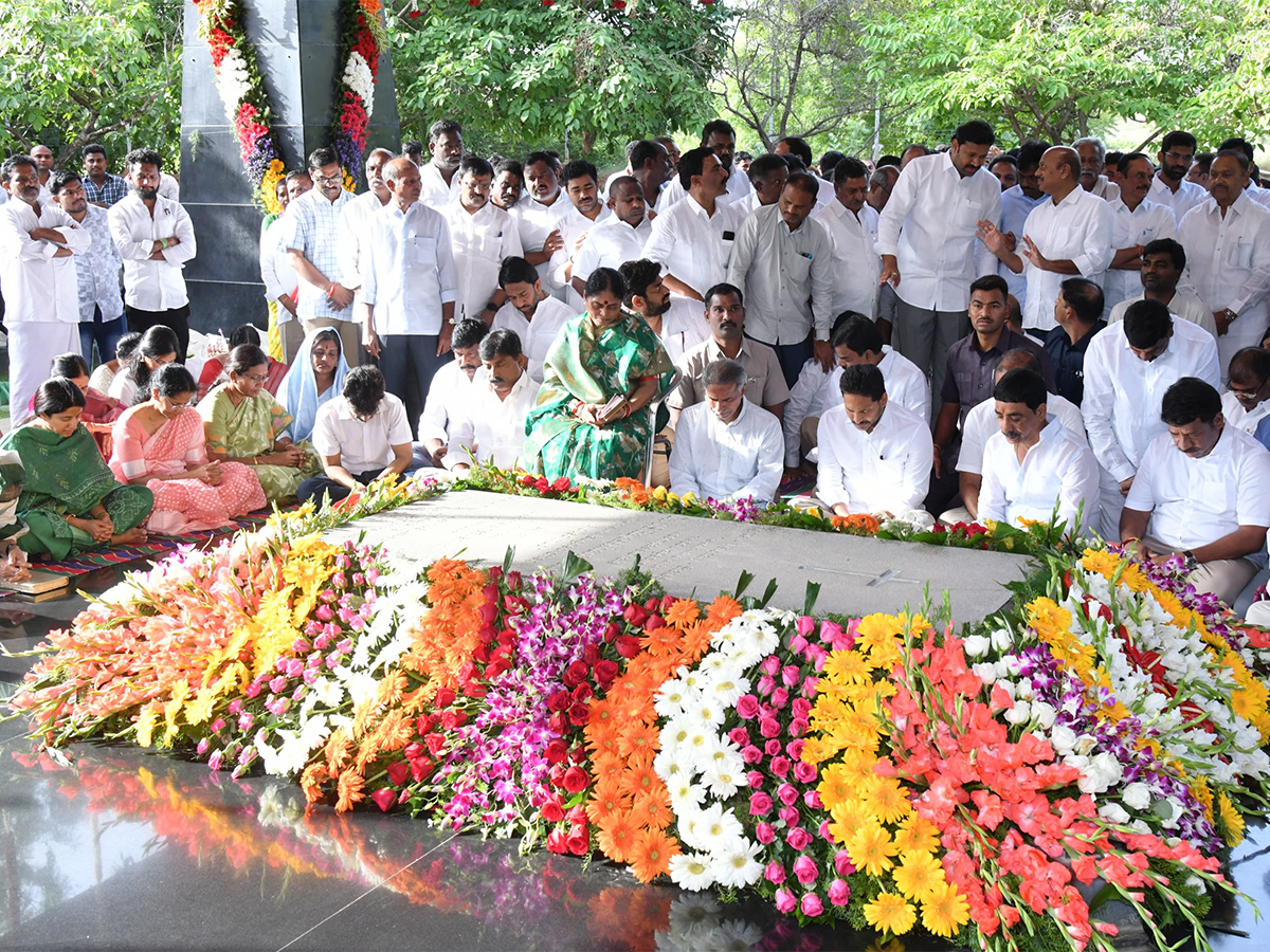 YS Jagan Pays Tributes to Dr YS Rajasekhara Reddy at YSR Ghat Idupulapaya 2