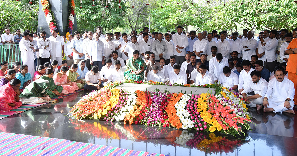 YS Jagan Pays Tributes to Dr YS Rajasekhara Reddy at YSR Ghat Idupulapaya 17