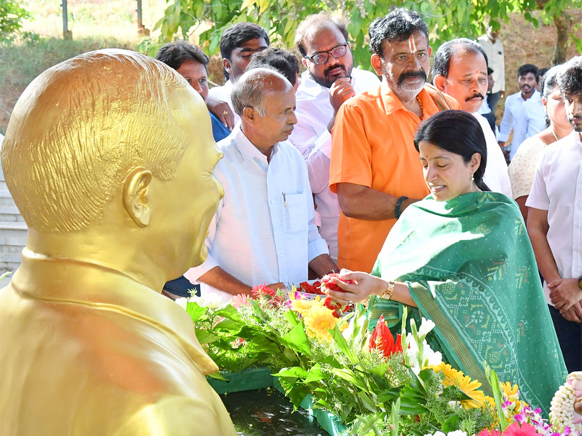 YS Jagan Pays Tributes to Dr YS Rajasekhara Reddy at YSR Ghat Idupulapaya 19