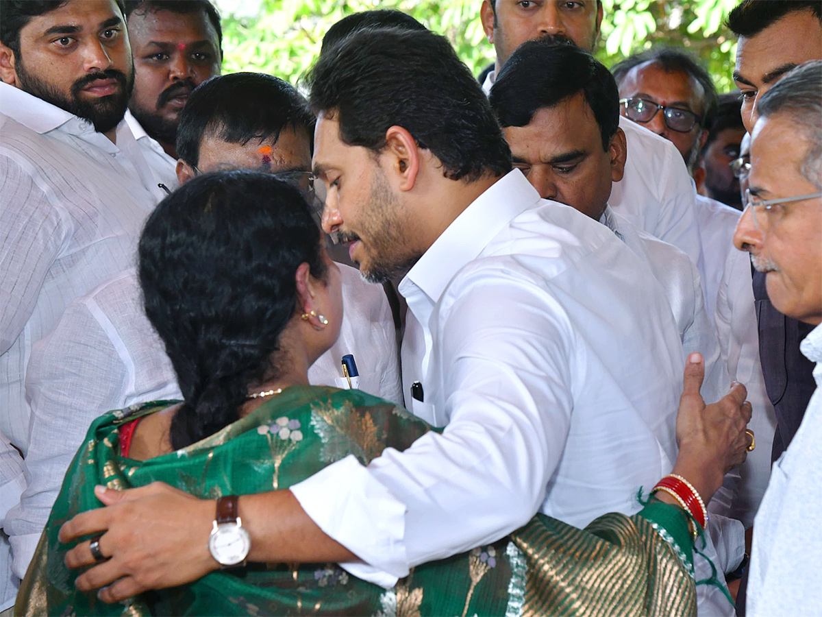 YS Jagan Pays Tributes to Dr YS Rajasekhara Reddy at YSR Ghat Idupulapaya 20