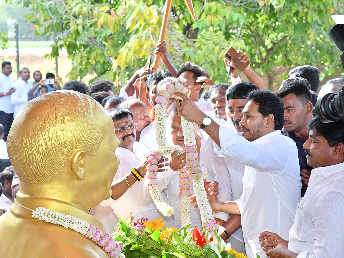 YS Jagan Pays Tributes to Dr YS Rajasekhara Reddy at YSR Ghat Idupulapaya 21