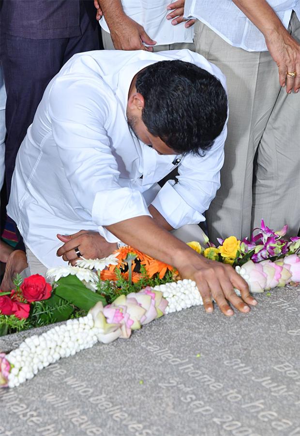 YS Jagan Pays Tributes to Dr YS Rajasekhara Reddy at YSR Ghat Idupulapaya 22