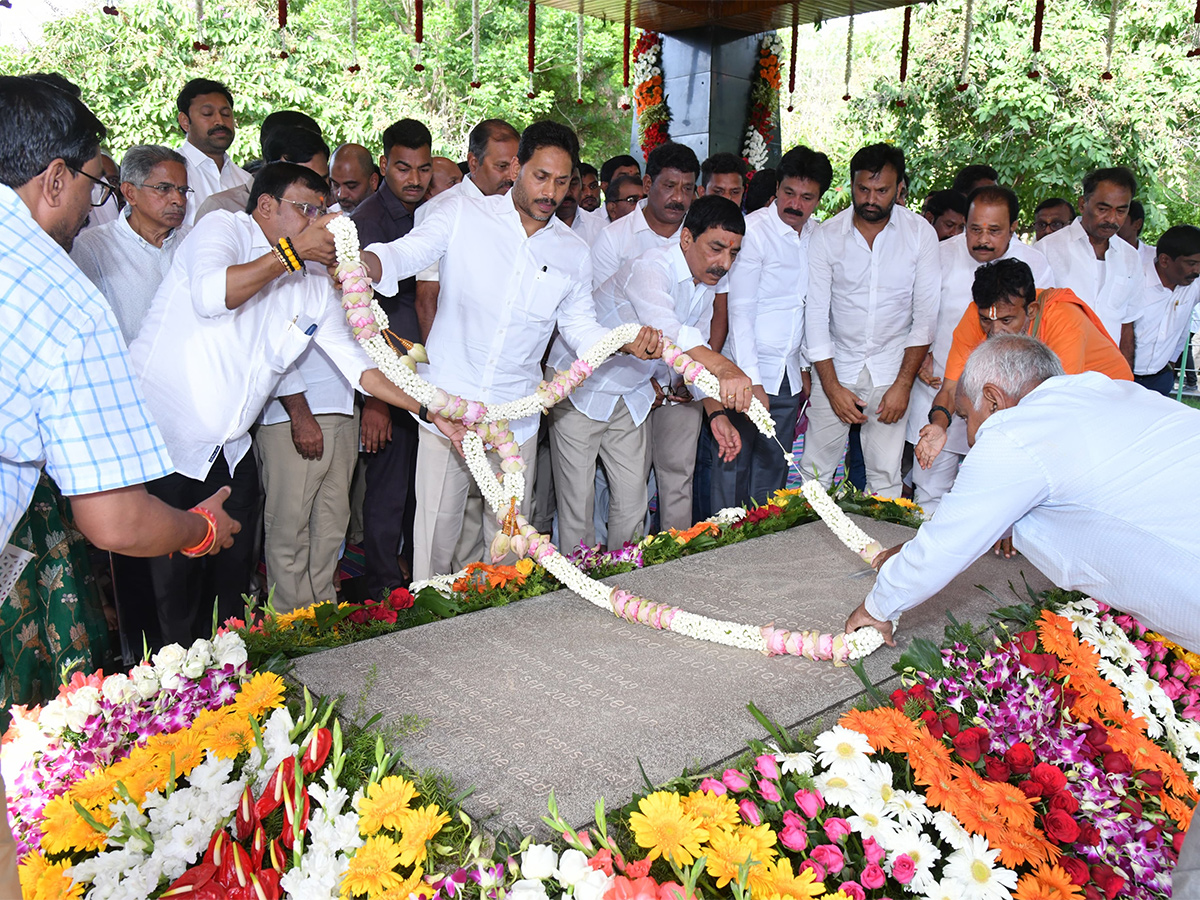 YS Jagan Pays Tributes to Dr YS Rajasekhara Reddy at YSR Ghat Idupulapaya 23