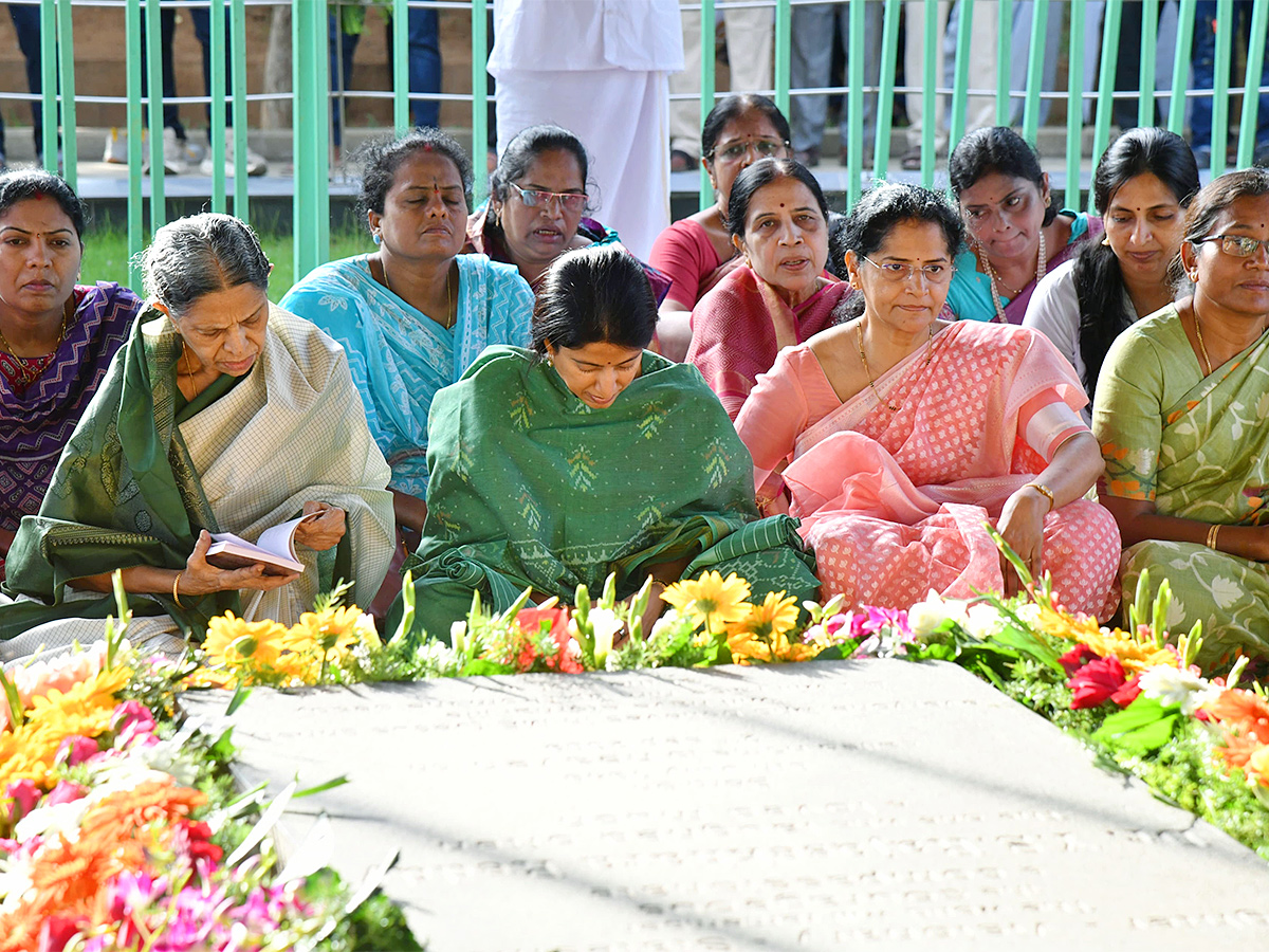 YS Jagan Pays Tributes to Dr YS Rajasekhara Reddy at YSR Ghat Idupulapaya 3