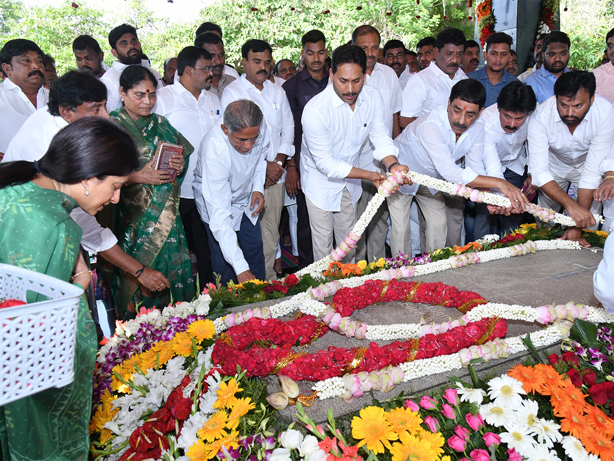 YS Jagan Pays Tributes to Dr YS Rajasekhara Reddy at YSR Ghat Idupulapaya 24