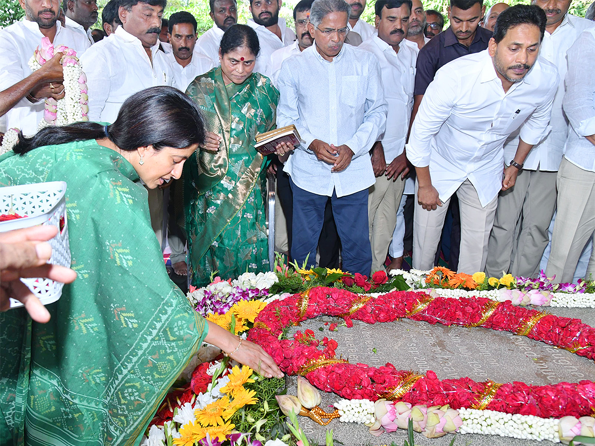 YS Jagan Pays Tributes to Dr YS Rajasekhara Reddy at YSR Ghat Idupulapaya 25