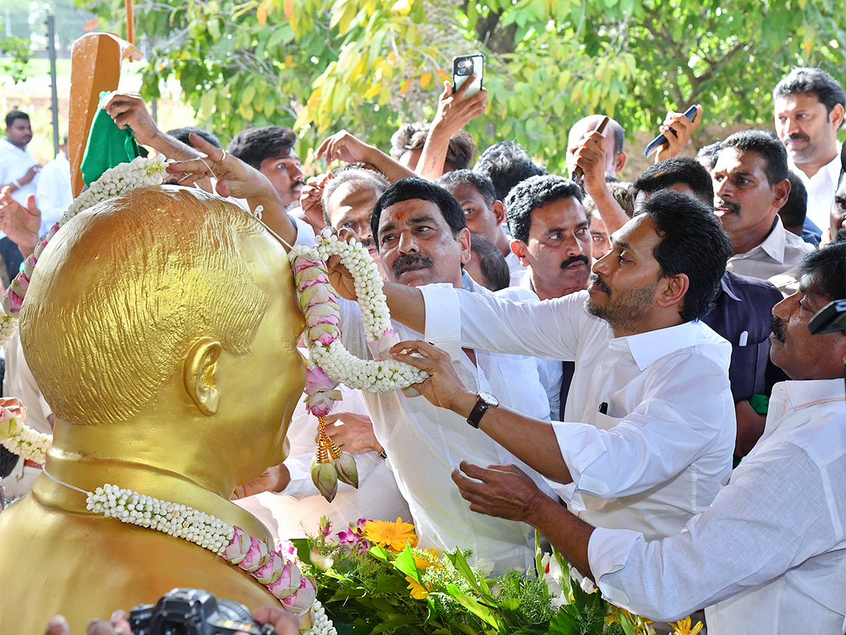 YS Jagan Pays Tributes to Dr YS Rajasekhara Reddy at YSR Ghat Idupulapaya 26