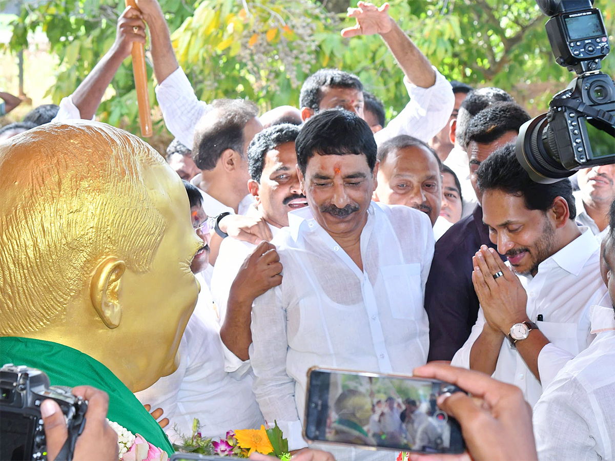 YS Jagan Pays Tributes to Dr YS Rajasekhara Reddy at YSR Ghat Idupulapaya 27