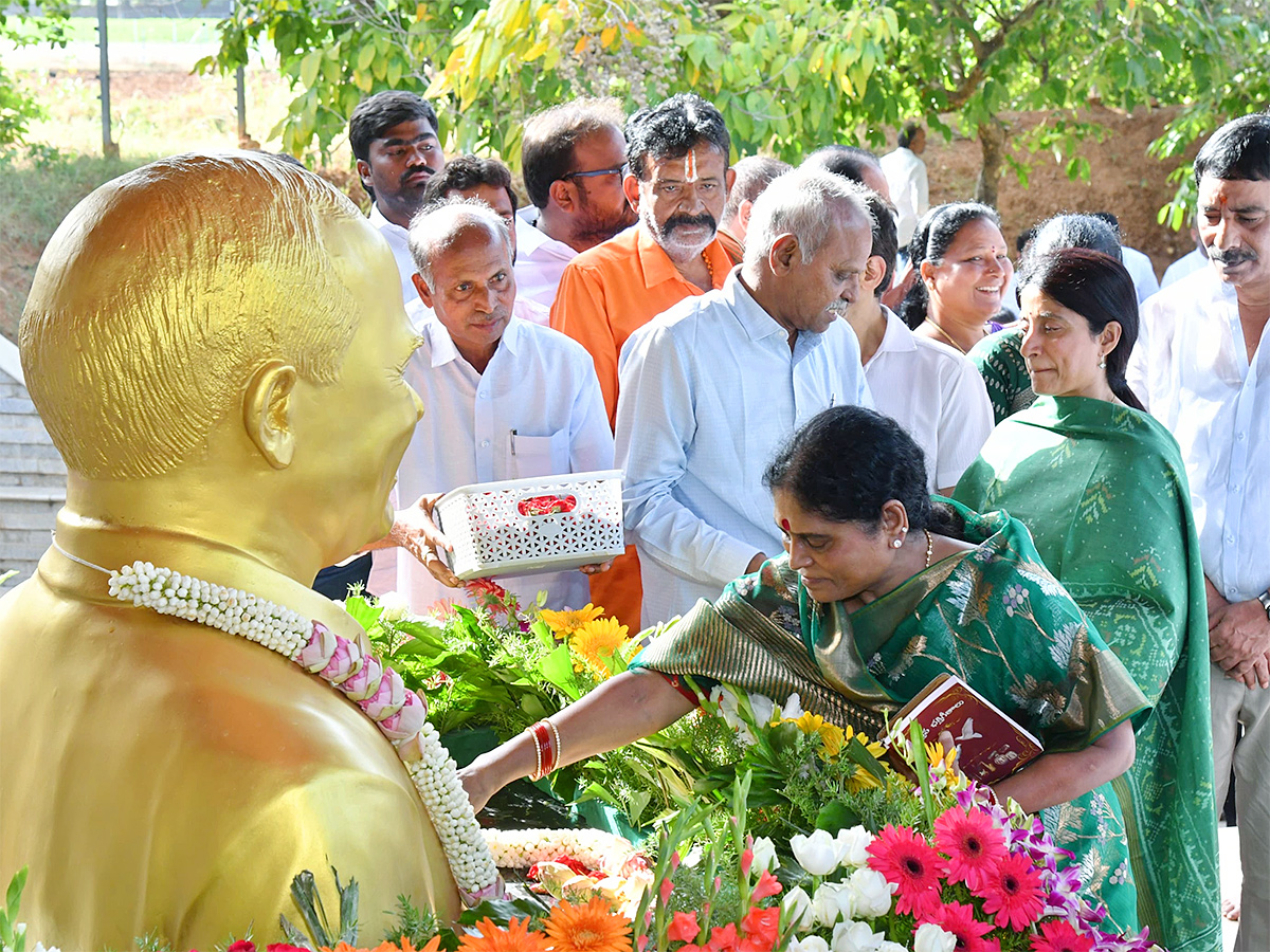 YS Jagan Pays Tributes to Dr YS Rajasekhara Reddy at YSR Ghat Idupulapaya 28