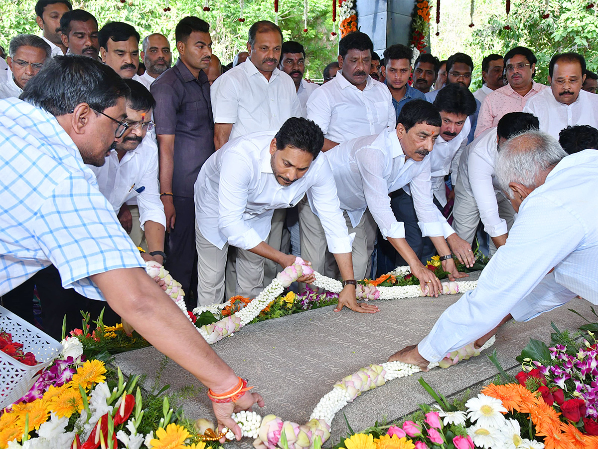 YS Jagan Pays Tributes to Dr YS Rajasekhara Reddy at YSR Ghat Idupulapaya 29